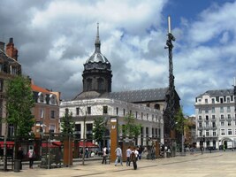 Stojíme ne náměstí Place de Jaude