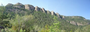 a nad námi se týčily majestátní masivy skal