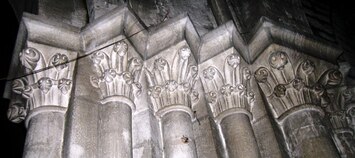 Reliéfy hlavic sloupů