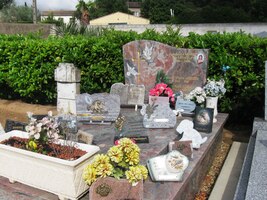 svérázný hřbitov, typický pro celý Langedoc