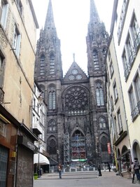 Svažitou ulice Rue des Gras scházíme od katedrály