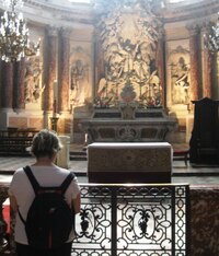 Oltář je bohatě zdoben,