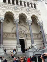 Basilika má nádherný portál