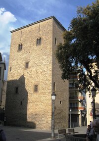 Ve středu města stojí věž Tore de Reloy