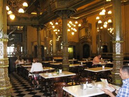 Kavárna na hlavním náměstí Plaza del Castillo,