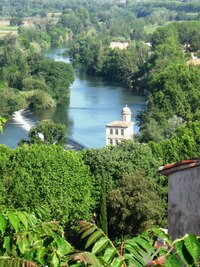 Z hradní rampy jsou daleké výhledy do údolí řeky l´Orb