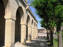 k rozlehlému klášteru s podloubími