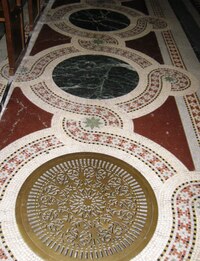 Nádherná je ovšem i chrámová dlažba