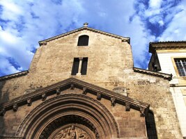k románské katedrále St.Trophime z 12.století