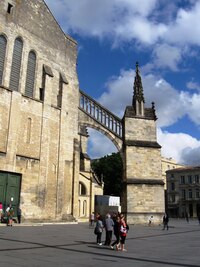 a tady detail neobvyklého pilíře