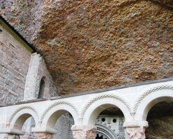 Celý klášter je zasazen do skal