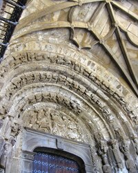 kostelu San Esteban z 11.st. s tímto portálem