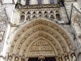 Zde je v detailu hlavní portál chrámu