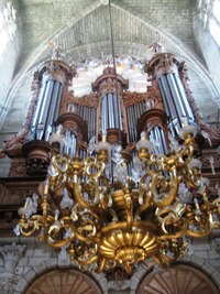 mají tu krásné varhany a lustry