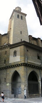 k vysoké barokní věži kostela San Saturnino o San Cernin