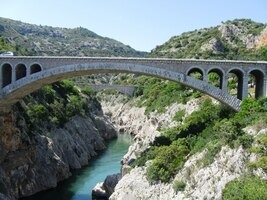 Cesta vede nad kaňonem řeky
