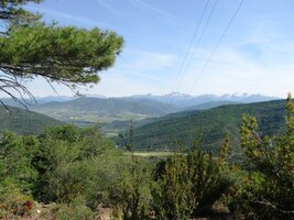 podhůřím nevysokého pohoří Peňa