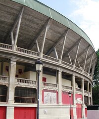 Z této arény býci vybíhají