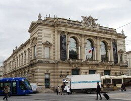 "Pupek města" - opera na náměstí La Commedia