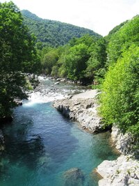 Jedeme vzhůru údolím řeky Aspe