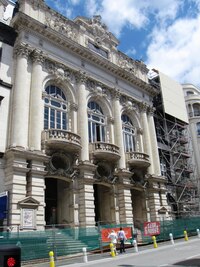 a pak už stoupáme kolem místní opery