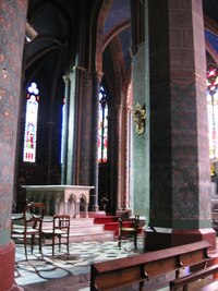 V jejím interiéru nás fascinuje důmyslná hra barev