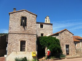 a opuštěné vesnici Celles na jeho břehu