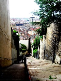 Na vrch Fourviére vedou strmé schody