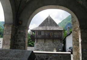 a výhružnou obrannou věží v opozici