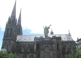 Z náměstí Place de la Victoire se to však ani nepozná