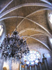 Interiér je překvapivě zdobný