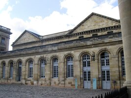 V opozici katedrály stojí tato stavba -