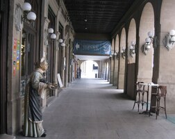 Toto je podloubí před dalším symbolem města