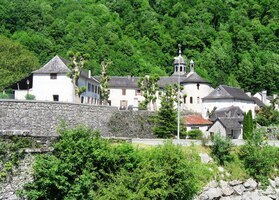 Zastávka u kláštera v městečku Sarrance