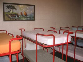 s puritánsky čistou moderní ložnicí