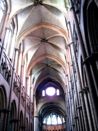 postavená v kombinaci románského a gotického stylu