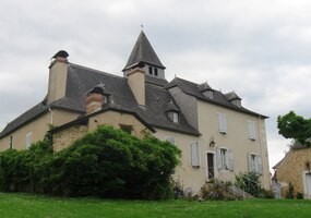 - komanda s kostelem, muzeem a rychtou