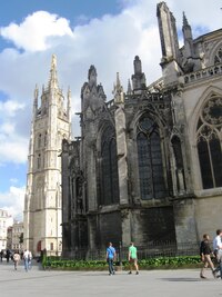 a tady je to celé se zvonicí v pozadí