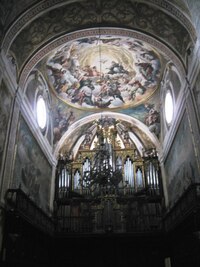 a interiér tmavý až ponurý,