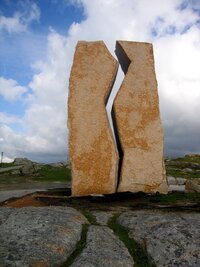 Pomník - připomínka ropné katastrofy (potopení tankeru Prestige)