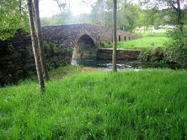 Je dlouhý, sahá až do louky