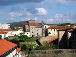 Klášter Belvis v pozadí