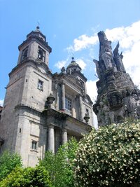 s pomníkem "božího prosťáčka"