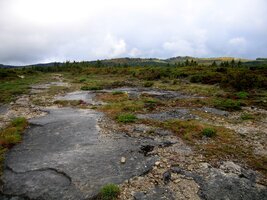 Jde se přes skalní plata dál do neznáma