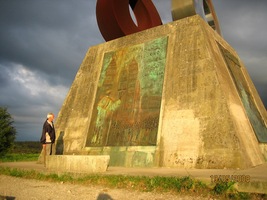 Pomník na Monte de Gozo a tradiční "svaté světlo"
