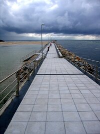 Molo je však jako rapír a odolává útoku