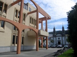 ale okolí je moderní