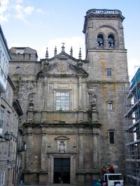 Vedle ní stojí tento jezuitský kostel