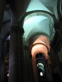 Mystická hra světel v temnotách románského interiéru katedrály