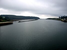 Výhružné nebe nad zálivem v Navia